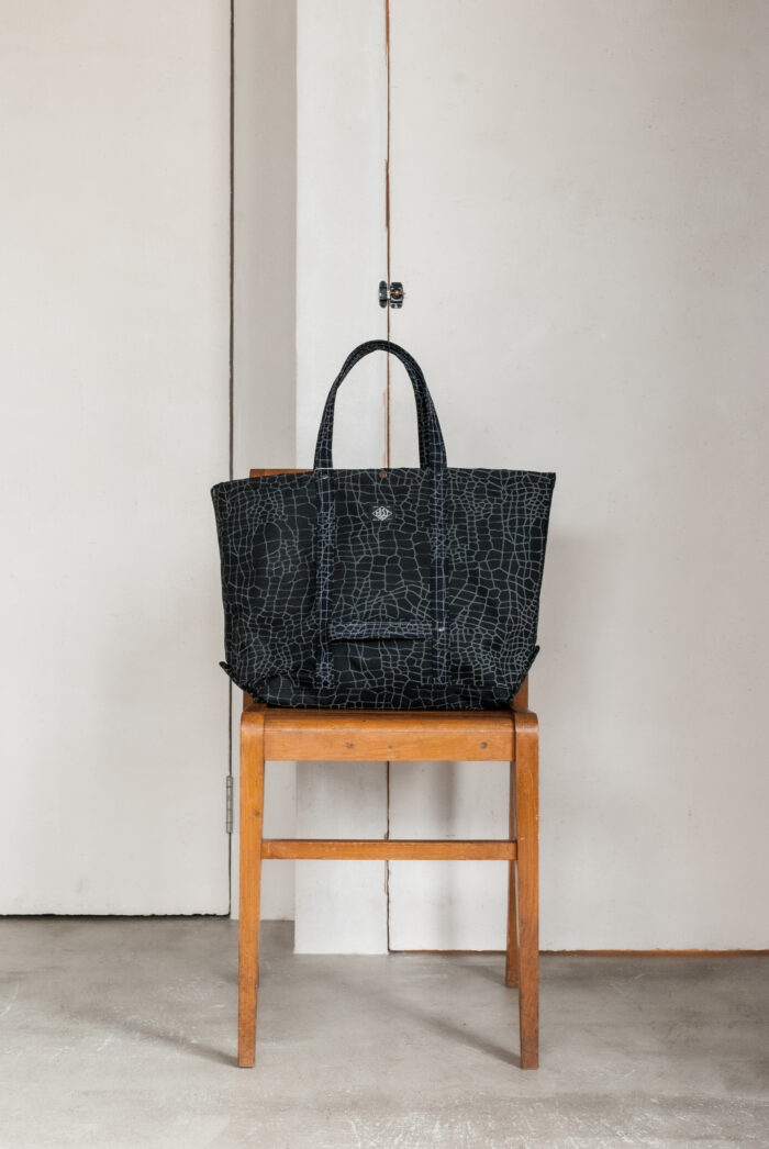 Post O’Alls Bell Tote M spider web