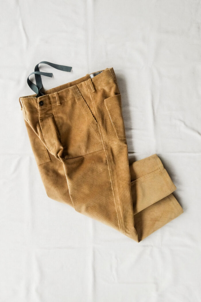 QUILP CARLOCK Easy Trouser 8wale Corduroy Beige